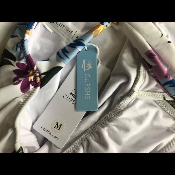 Cupshe Romantic White Floral Ruffle 1PC Swimsuit Criss Cross Back Size M - Picture 6 of 6